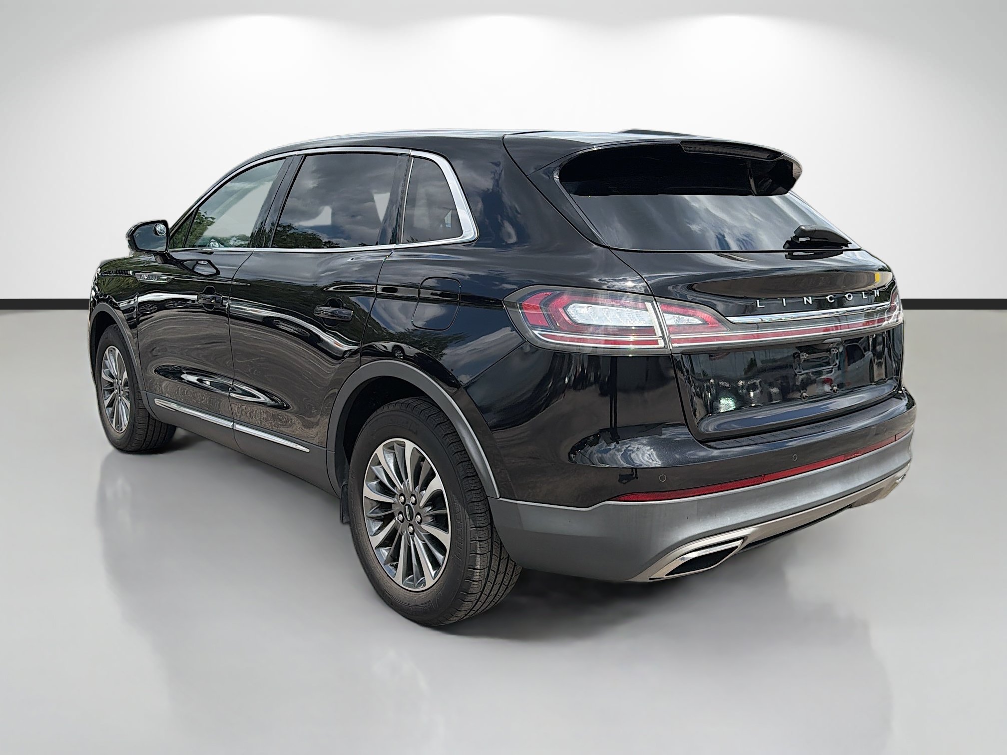 Used 2022 Lincoln Nautilus FWD w/ Premium Package image 3
