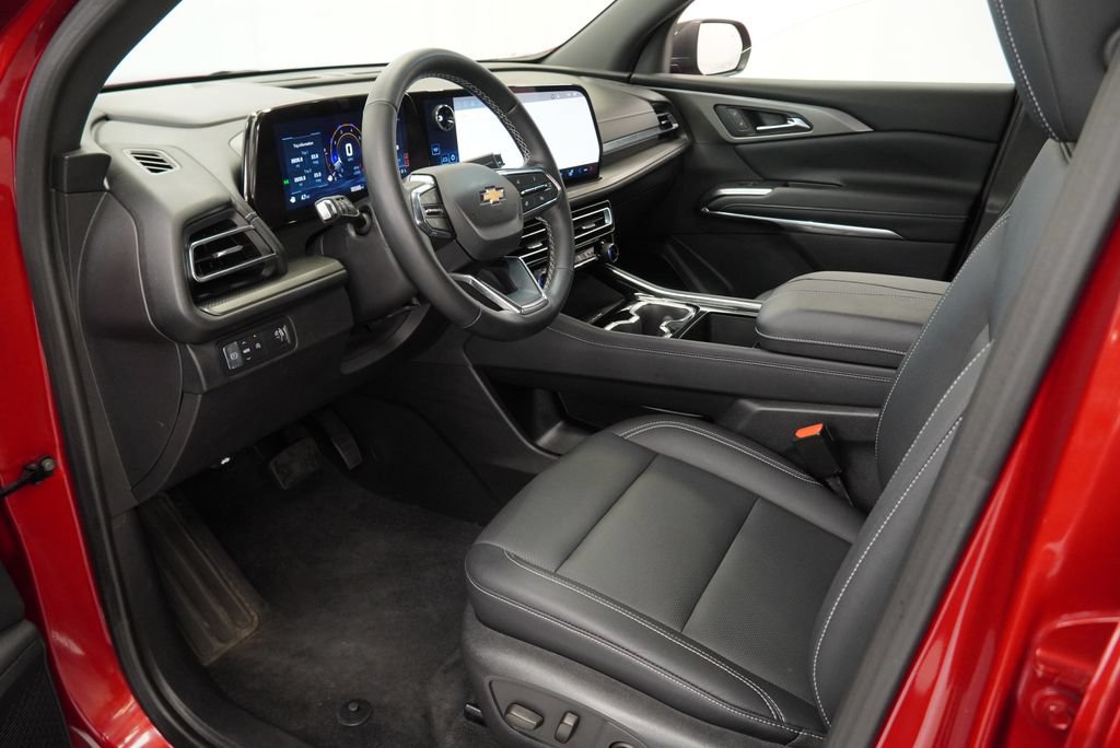 Used 2025 Chevrolet Traverse LT w/ Driver Confidence Package FWD image 7