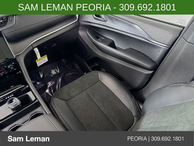 New 2025 Jeep Grand Cherokee Altitude image 23