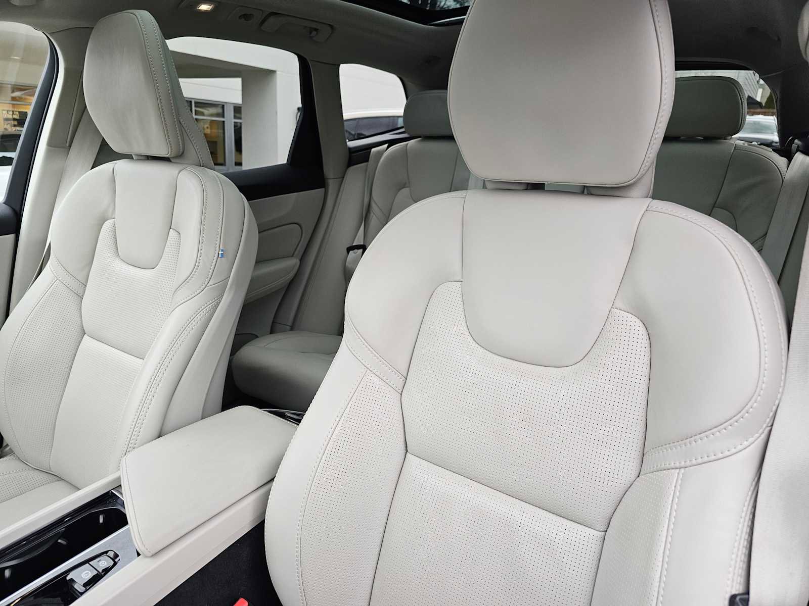 Certified 2023 Volvo XC60 B6 Ultimate w/ Protection Package Premier image 24