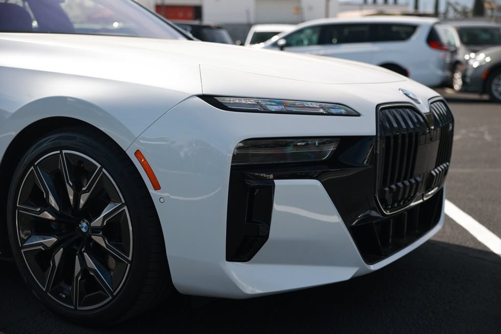 Used 2025 BMW i7 M70 w/ Executive Package AWD/4WD image 7