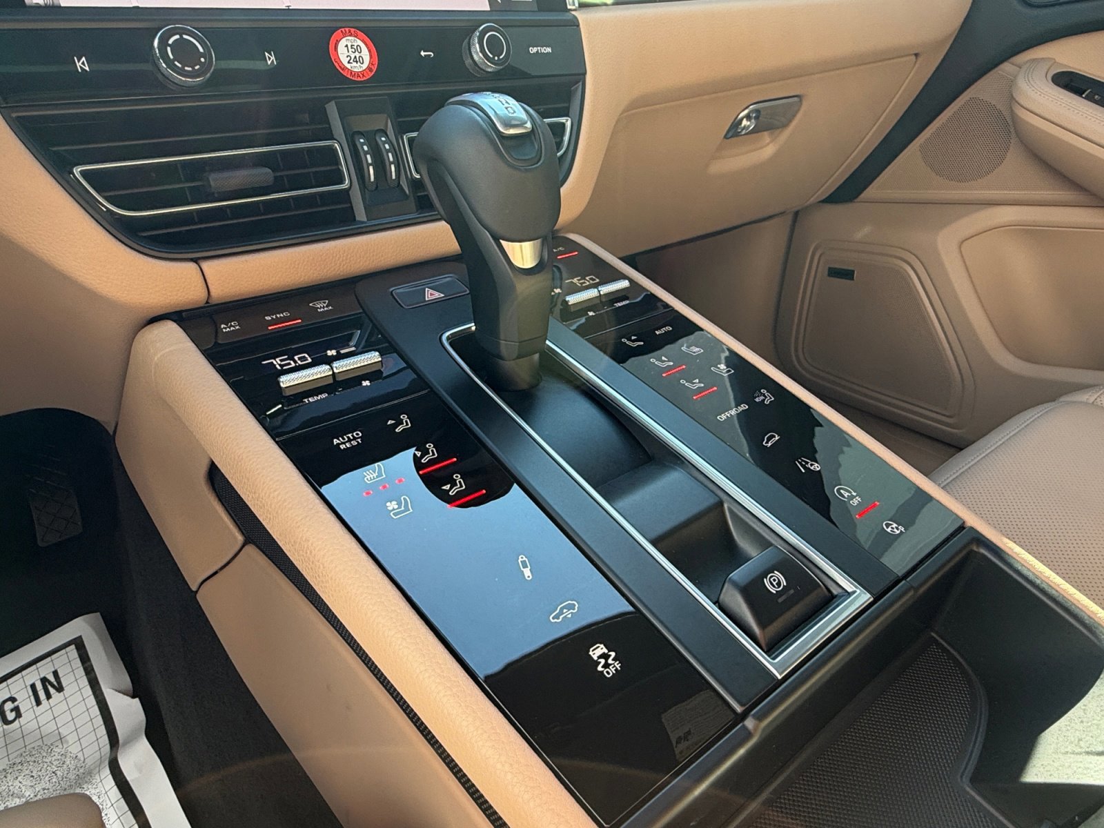 Certified 2025 Porsche Macan AWD/4WD image 22