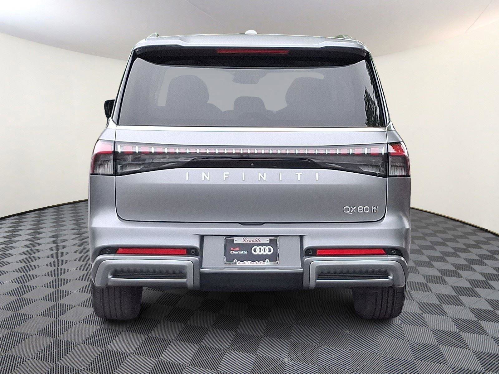 Used 2025 INFINITI QX80 Sensory AWD/4WD image 5