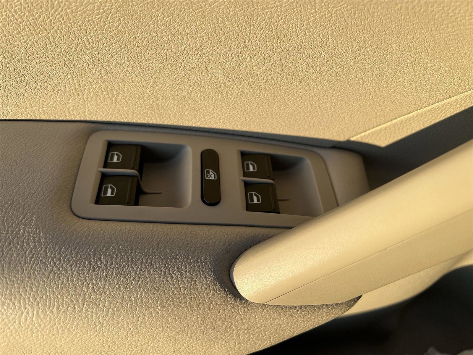 Used 2014 Volkswagen Passat 1.8T S image 11