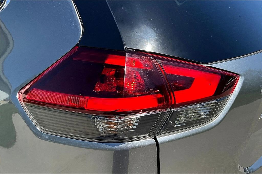 Used 2018 Nissan Rogue SV w/ Premium Package image 22