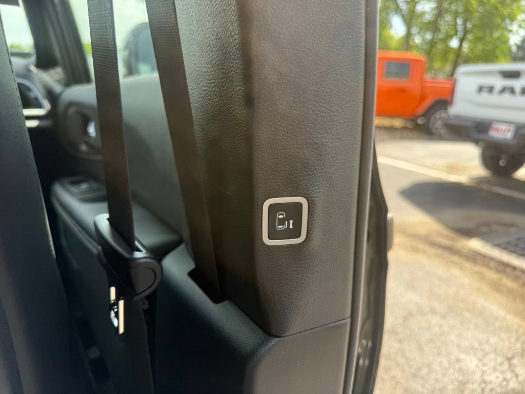 New 2027 Chrysler Pacifica Select FWD image 58