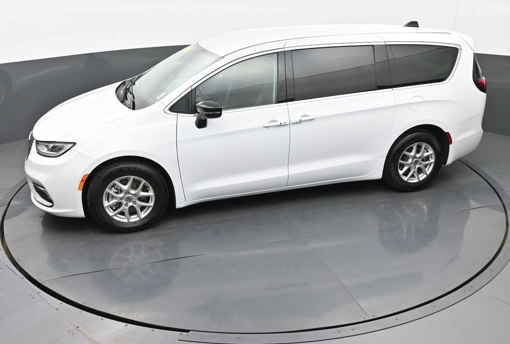 Used 2024 Chrysler Pacifica Touring-L image 29