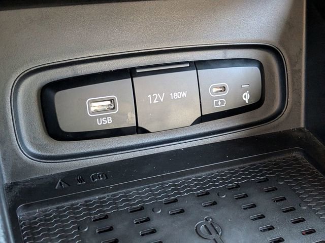 Used 2025 Hyundai Venue Limited image 24