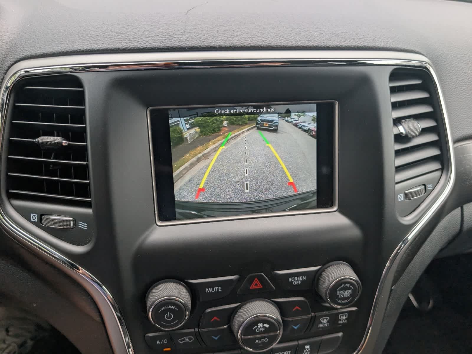 Used 2018 Jeep Grand Cherokee Laredo AWD/4WD image 26