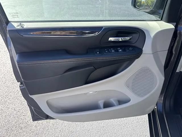 Used 2016 Chrysler Town & Country Touring w/ Driver Convenience Group FWD image 7