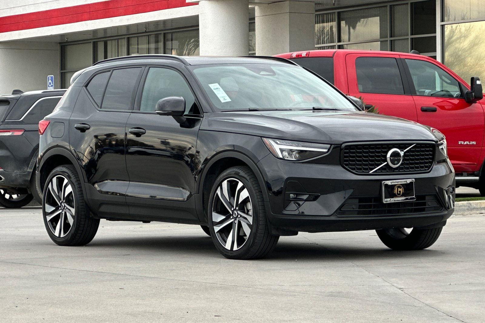 Used 2025 Volvo XC40 B5 Plus image 8