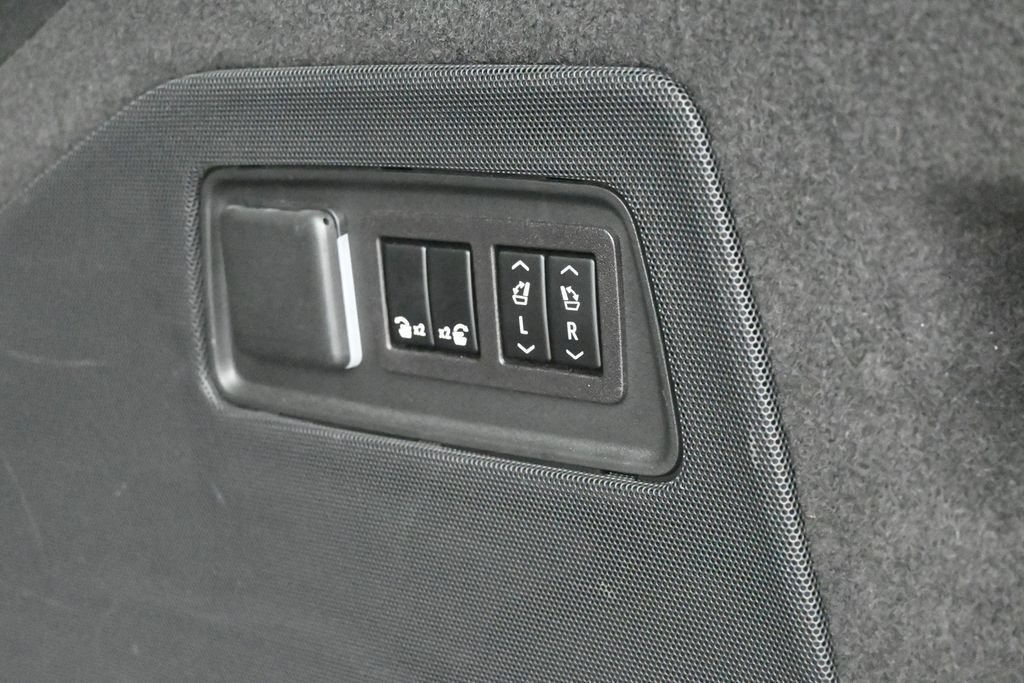 Used 2024 Cadillac Escalade ESV Premium Luxury Platinum AWD/4WD image 44