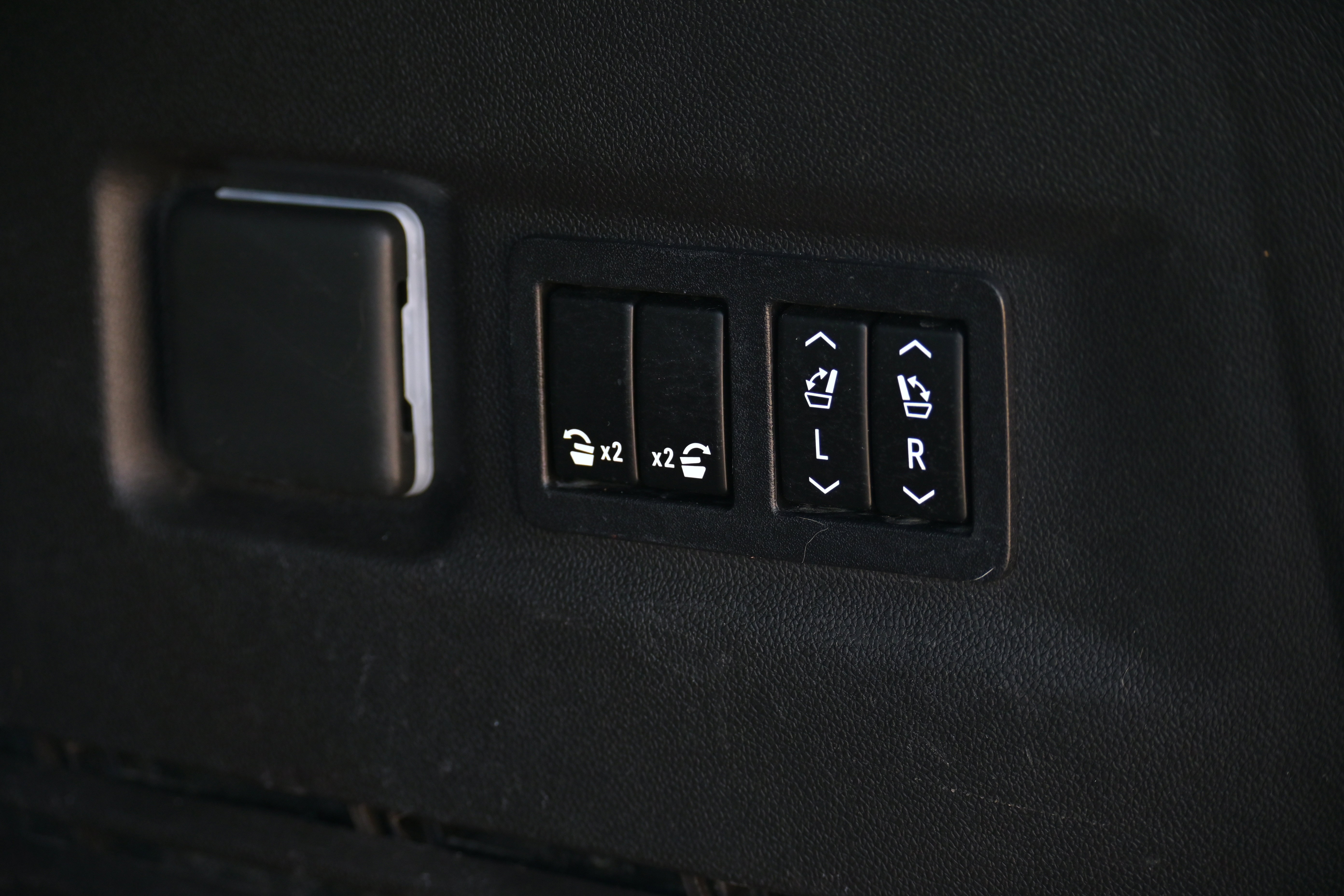 Used 2021 Chevrolet Suburban Premier w/ Premium Package image 34