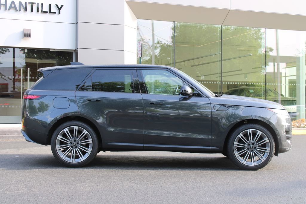 Used 2024 Land Rover Range Rover Sport SE AWD/4WD image 3