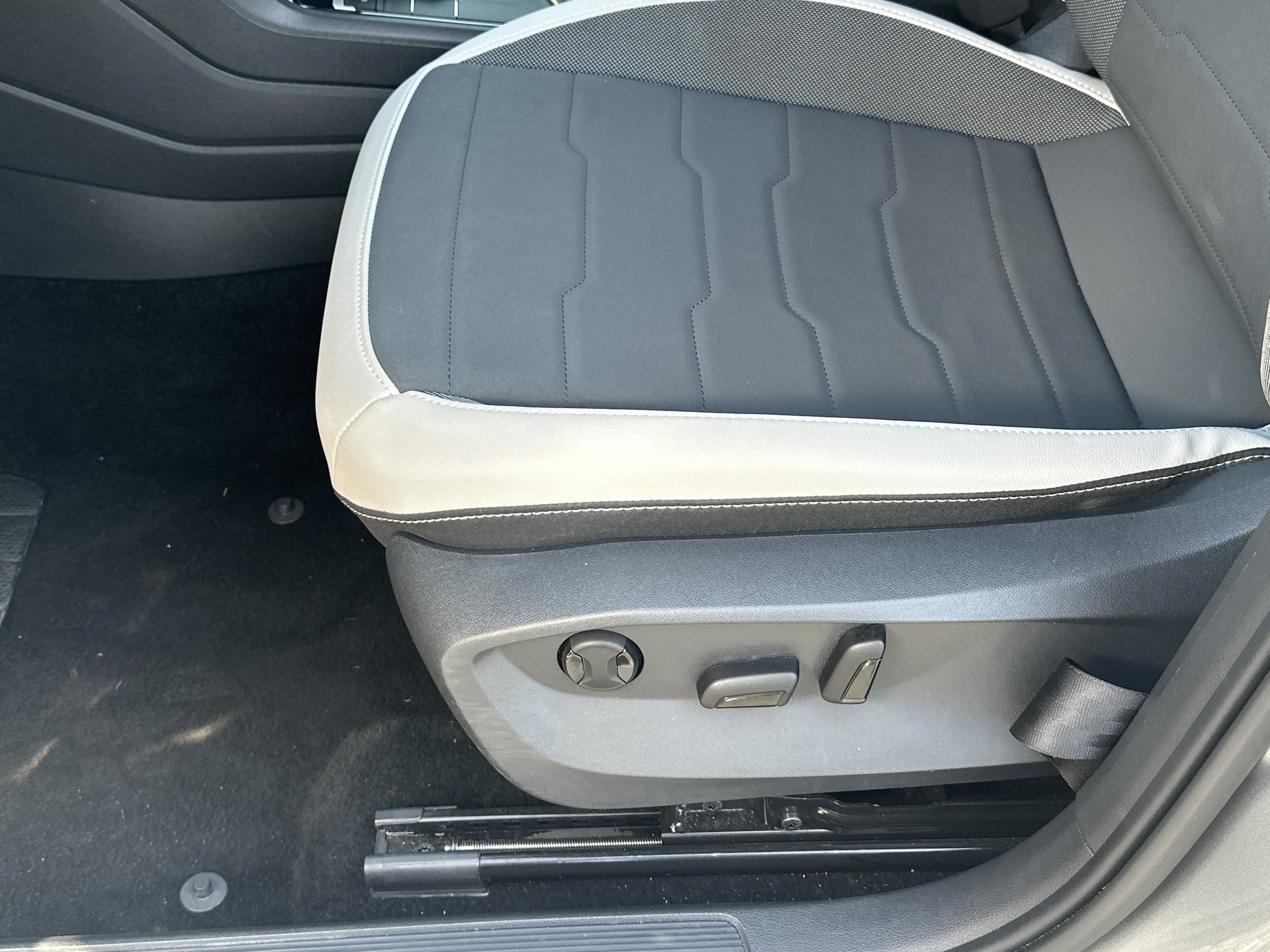 Used 2025 Volkswagen Taos SE FWD image 10
