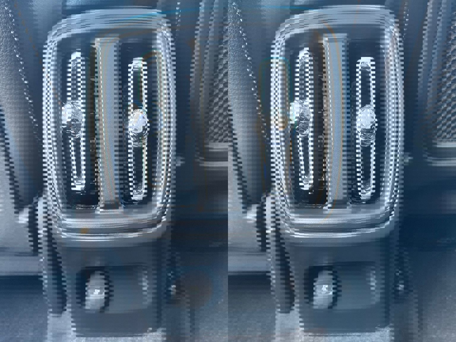 Used 2019 Volvo XC40 T5 Inscription image 18