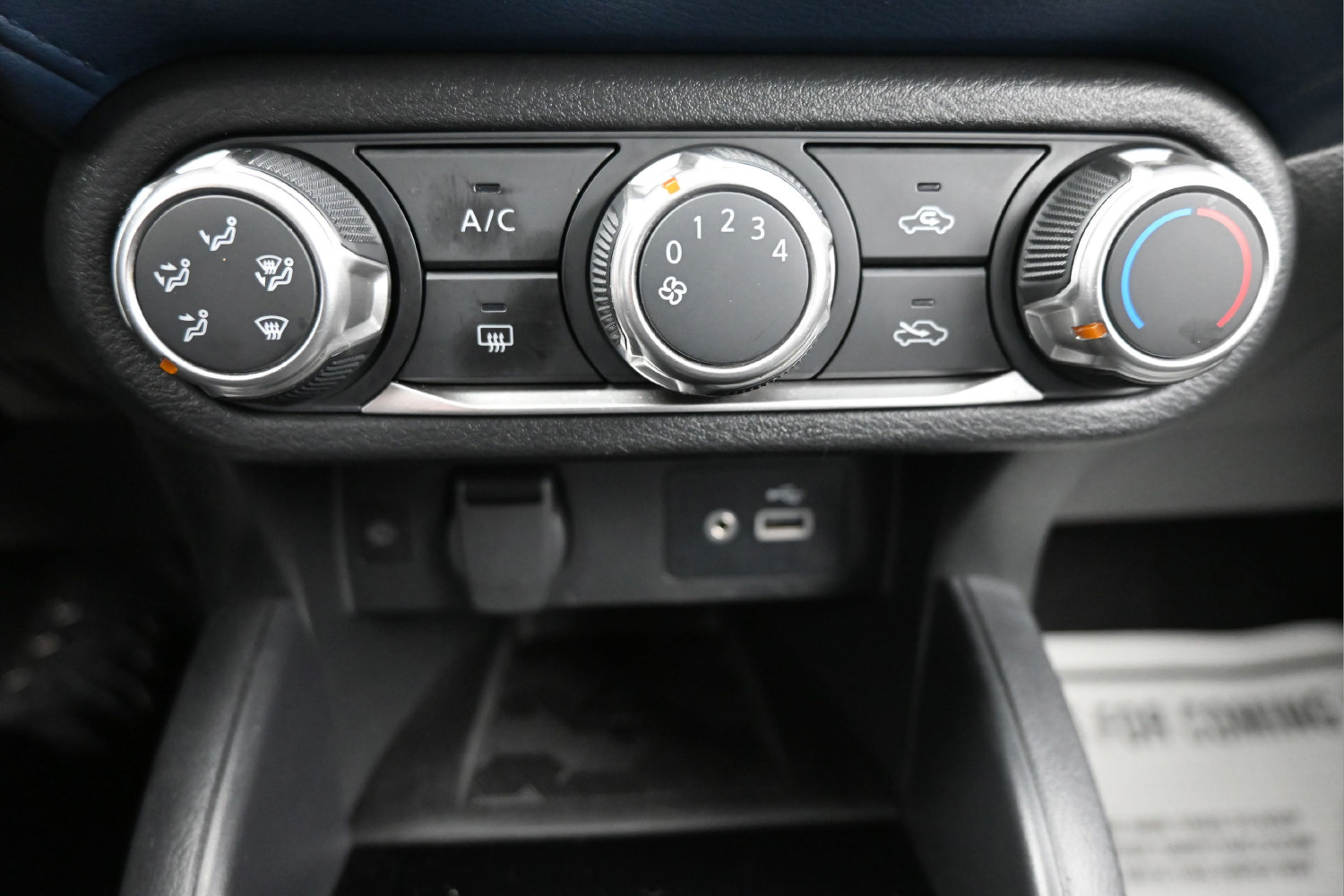 Used 2025 Nissan Versa SV FWD image 10