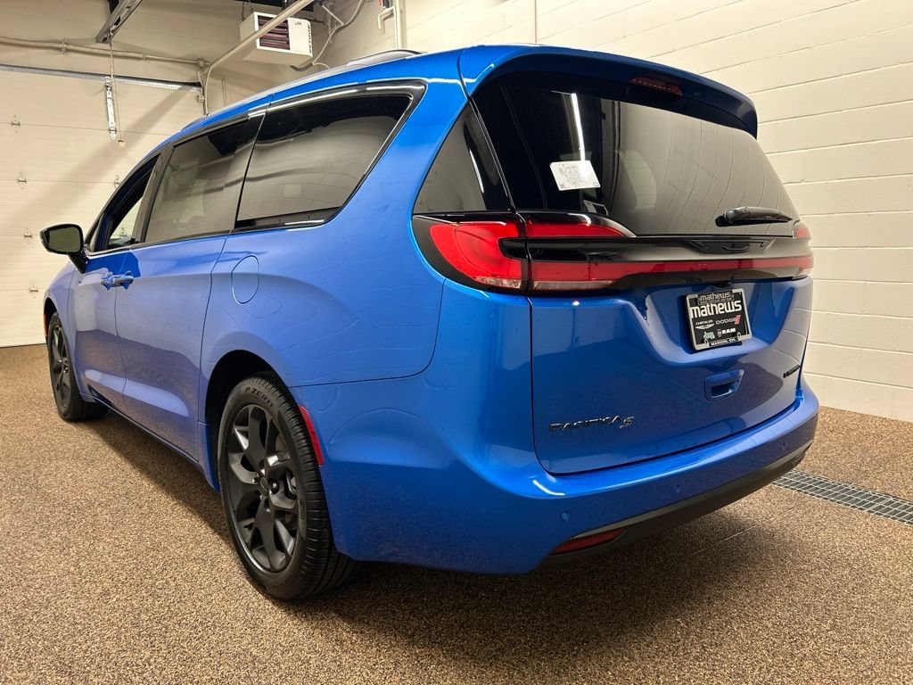 New 2027 Chrysler Pacifica Limited w/ S Appearance Package FWD image 4
