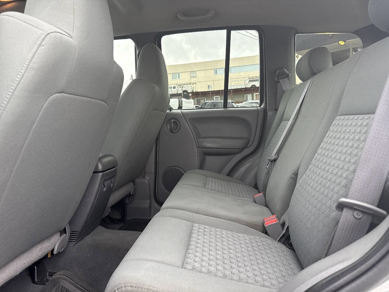 Used 2007 Jeep Liberty Sport image 30