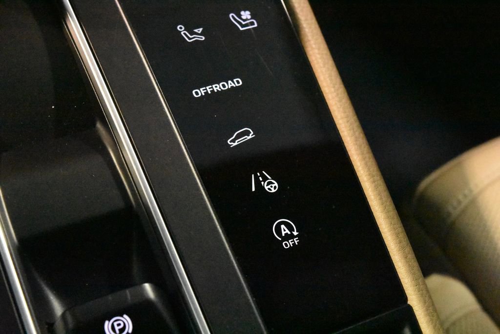 Used 2023 Porsche Macan Turbo image 18