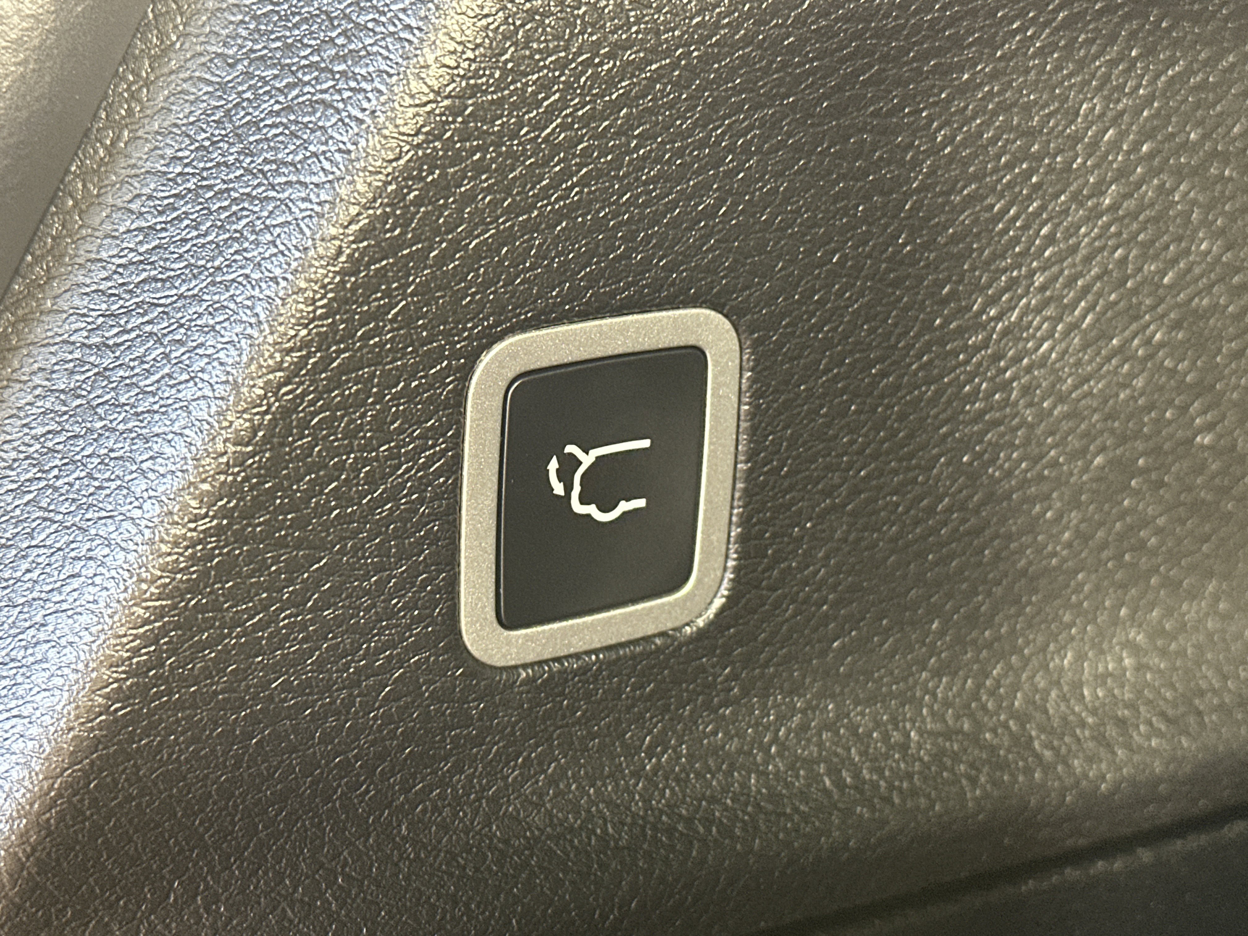 Used 2025 Chrysler Pacifica Select image 16