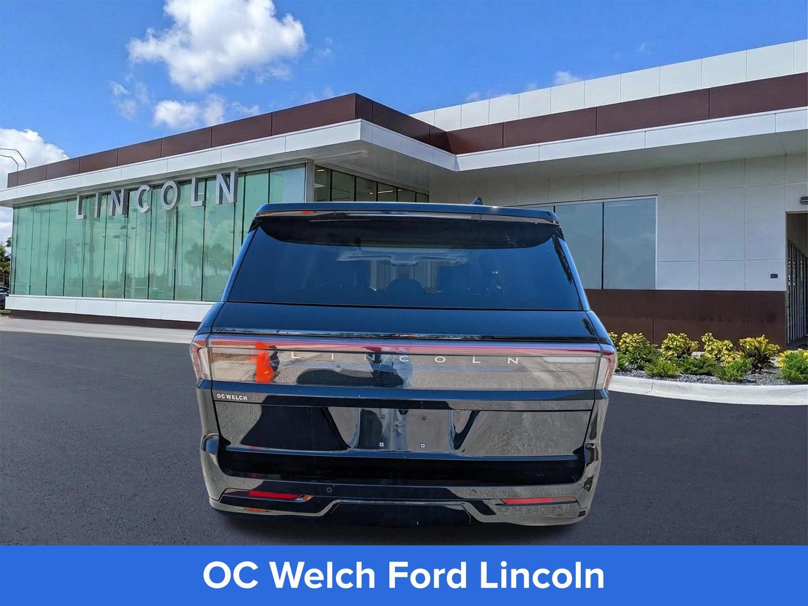Certified 2025 Lincoln Navigator Reserve AWD/4WD image 6