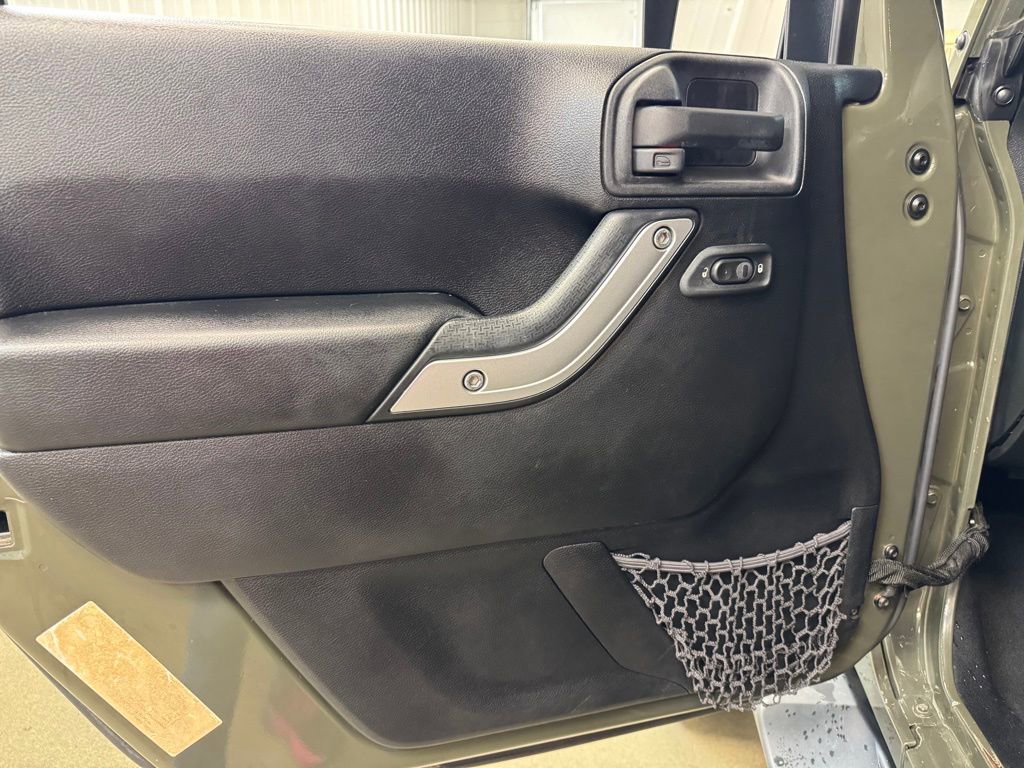 Used 2016 Jeep Wrangler Unlimited Sahara w/ Dual Top Group AWD/4WD image 8