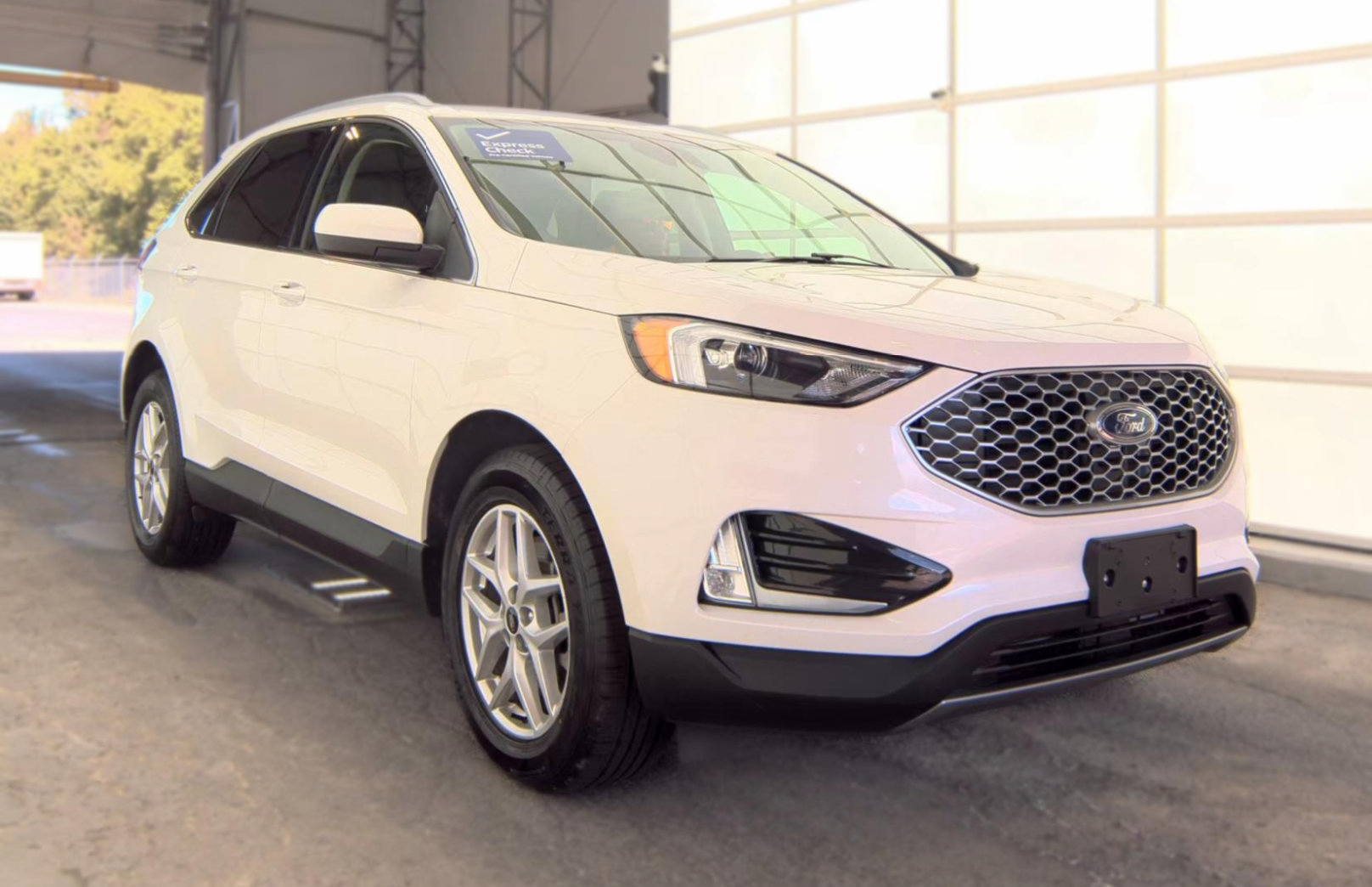 Used 2024 Ford Edge SEL w/ Convenience Package AWD/4WD image 3
