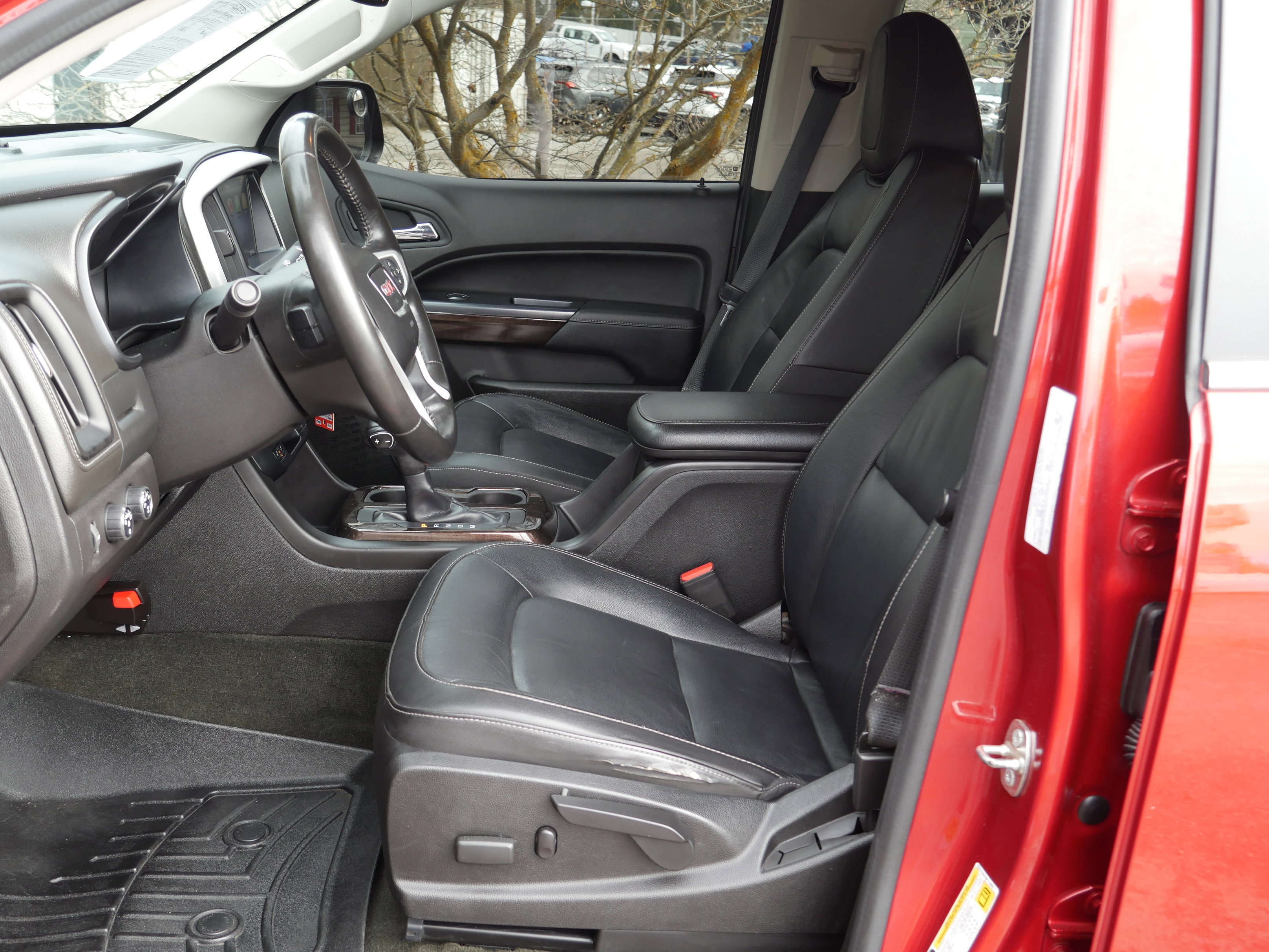 Used 2015 GMC Canyon SLT image 3