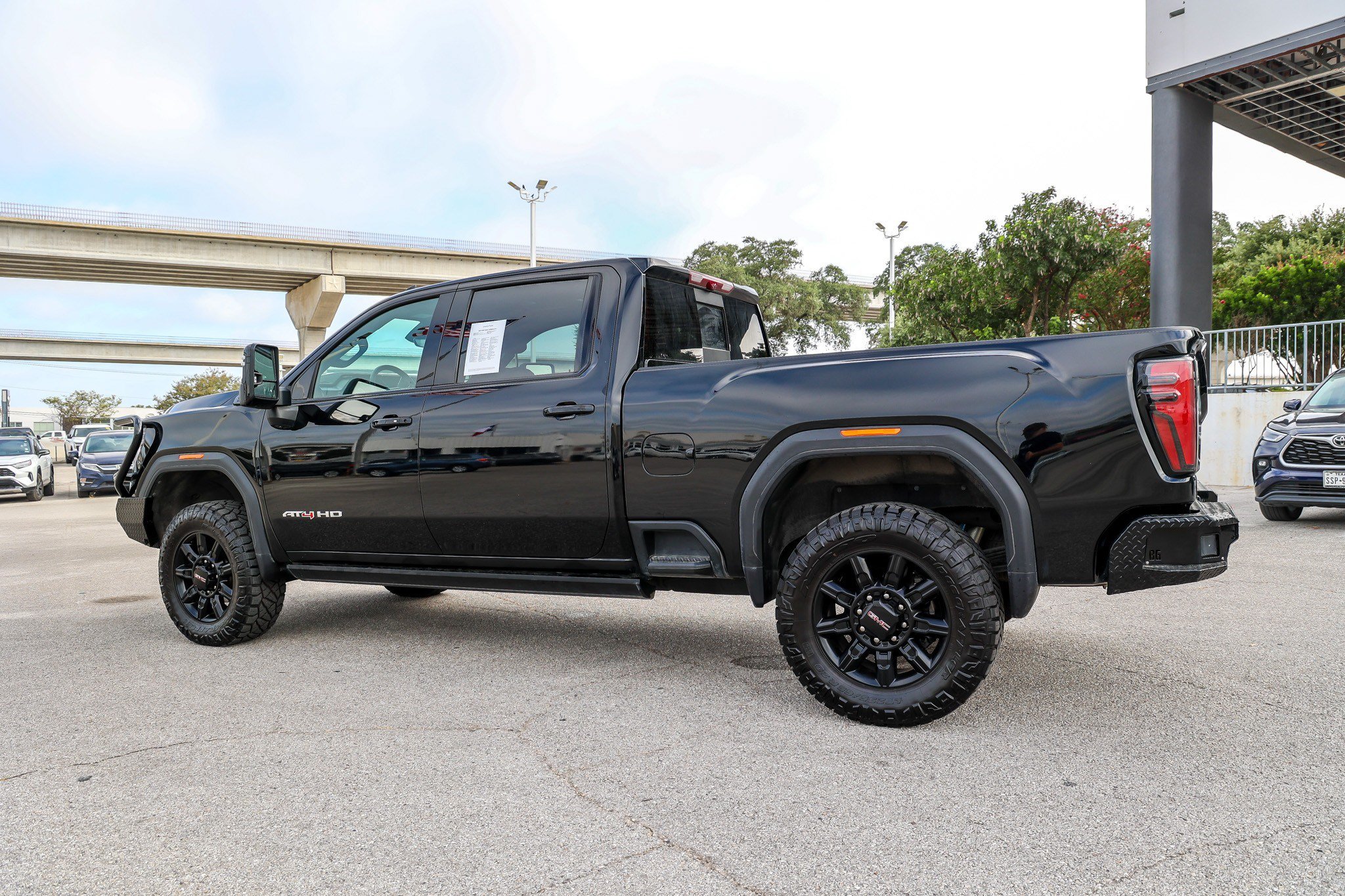 Used 2024 GMC Sierra 2500 AT4 w/ AT4 Premium Plus Package AWD/4WD image 12