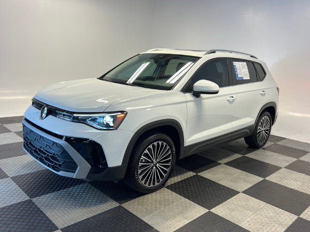 Certified 2025 Volkswagen Taos SE FWD image 3