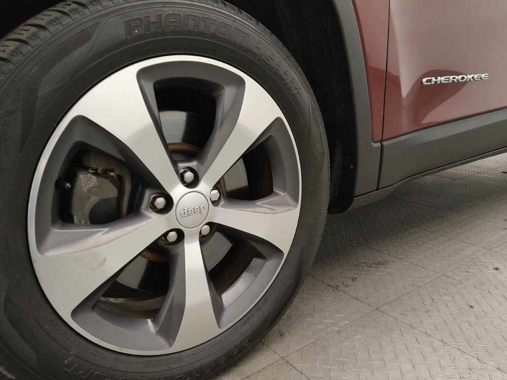 Used 2019 Jeep Cherokee Limited FWD image 31