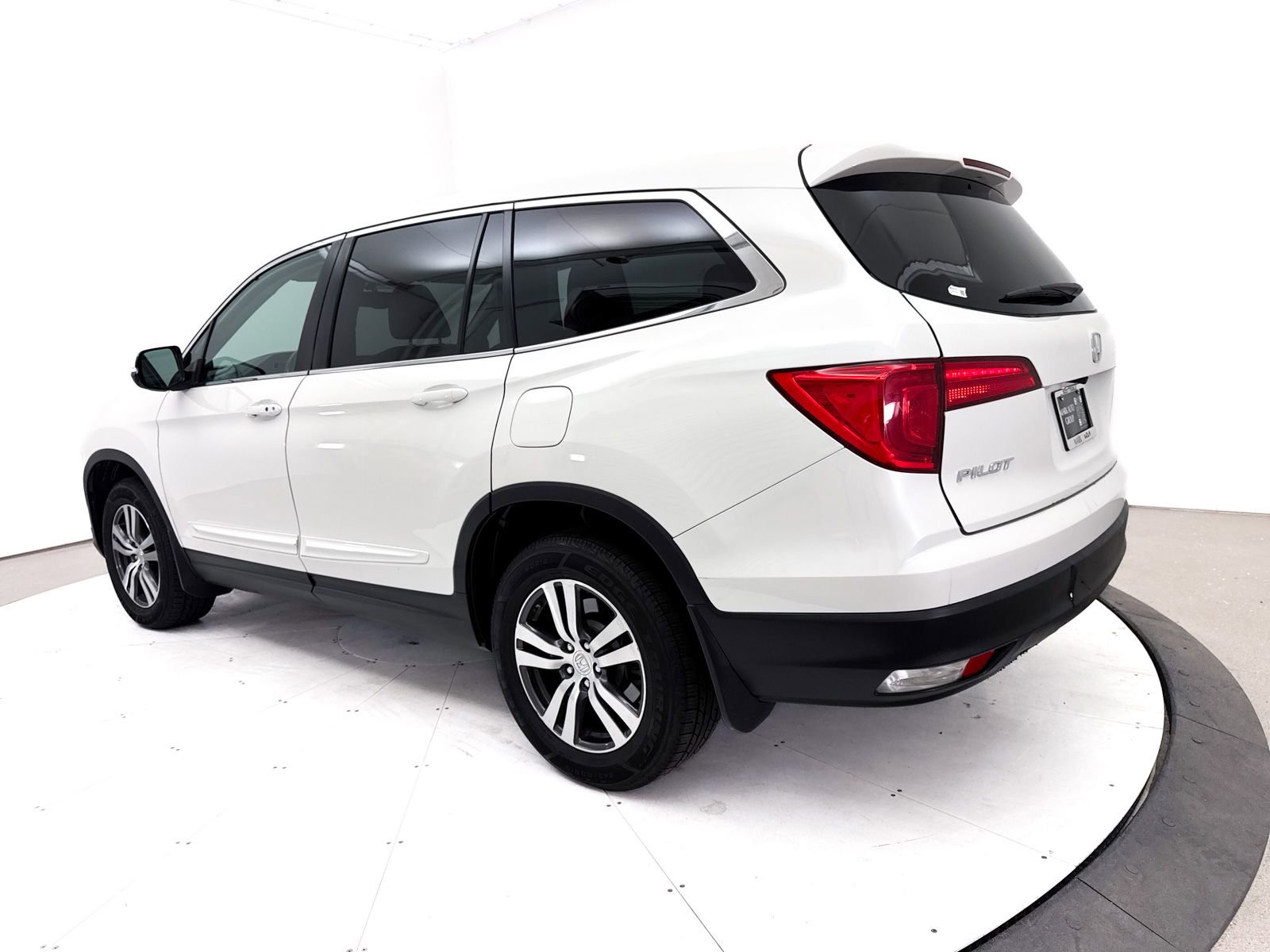 Used 2017 Honda Pilot EX-L image 2