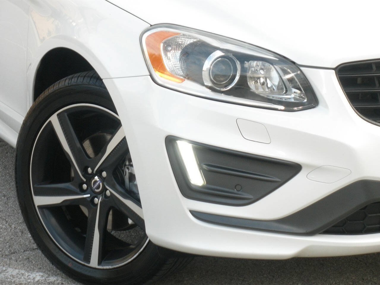 Used 2015 Volvo XC60 T6 R-Design Platinum AWD/4WD image 3