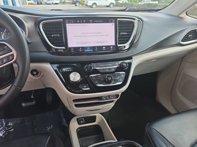 Used 2023 Chrysler Pacifica Touring-L FWD image 22