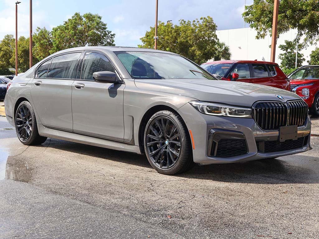 Used 2022 BMW 740i w/ M Sport Package image 2