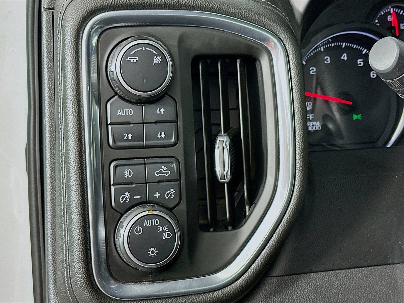 Used 2019 Chevrolet Silverado 1500 LT Trail Boss w/ Convenience Package AWD/4WD image 11