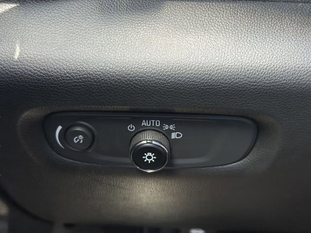 Used 2023 Chevrolet Traverse RS FWD image 30