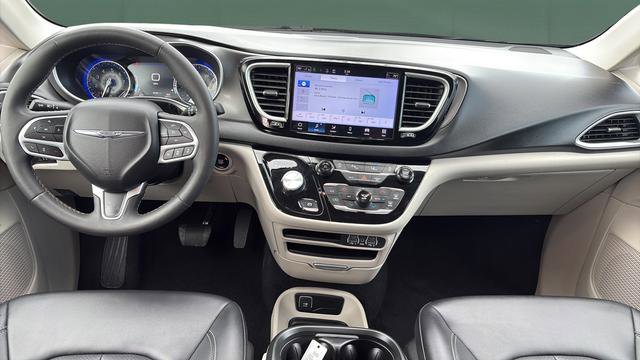 Used 2024 Chrysler Pacifica Touring-L image 24