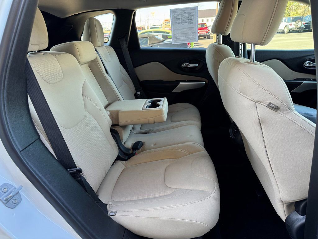 Used 2017 Jeep Cherokee Latitude w/ Comfort/Convenience Group image 18