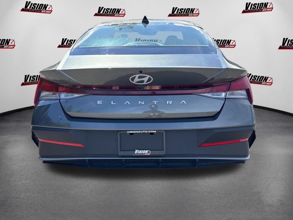 Certified 2025 Hyundai Elantra SE FWD image 6