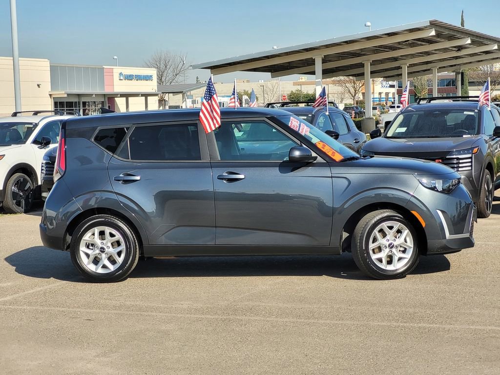 Used 2025 Kia Soul LX w/ LX Technology Package image 4