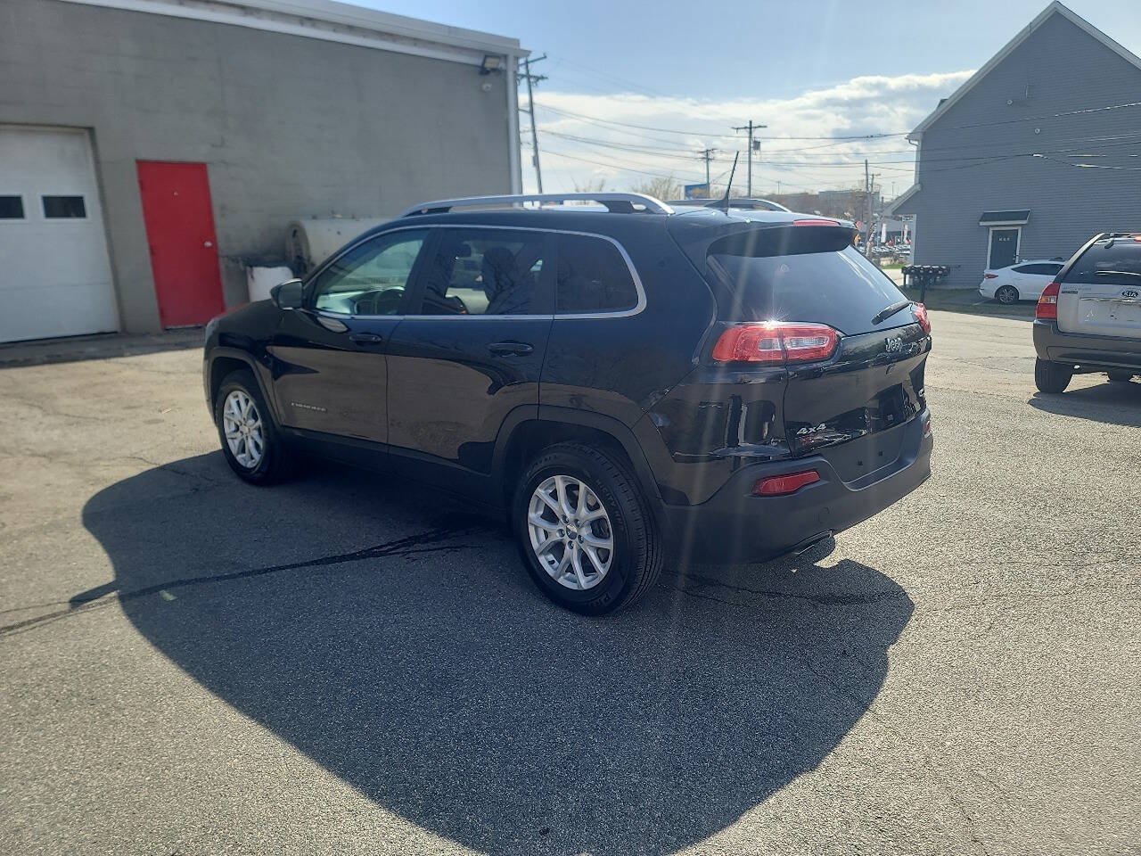 Used 2018 Jeep Cherokee Latitude Plus w/ Cold Weather Group AWD/4WD image 6