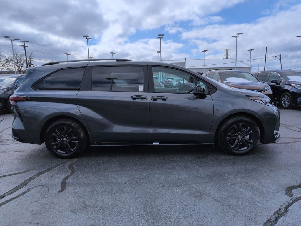 Used 2025 Toyota Sienna XSE w/ XSE Plus Package image 6