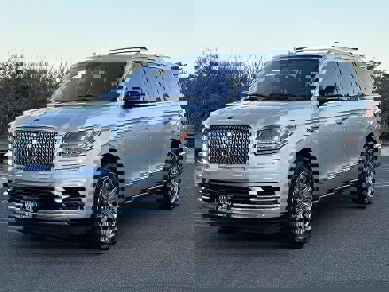 Used 2018 Lincoln Navigator Select w/ Technology Package image 2