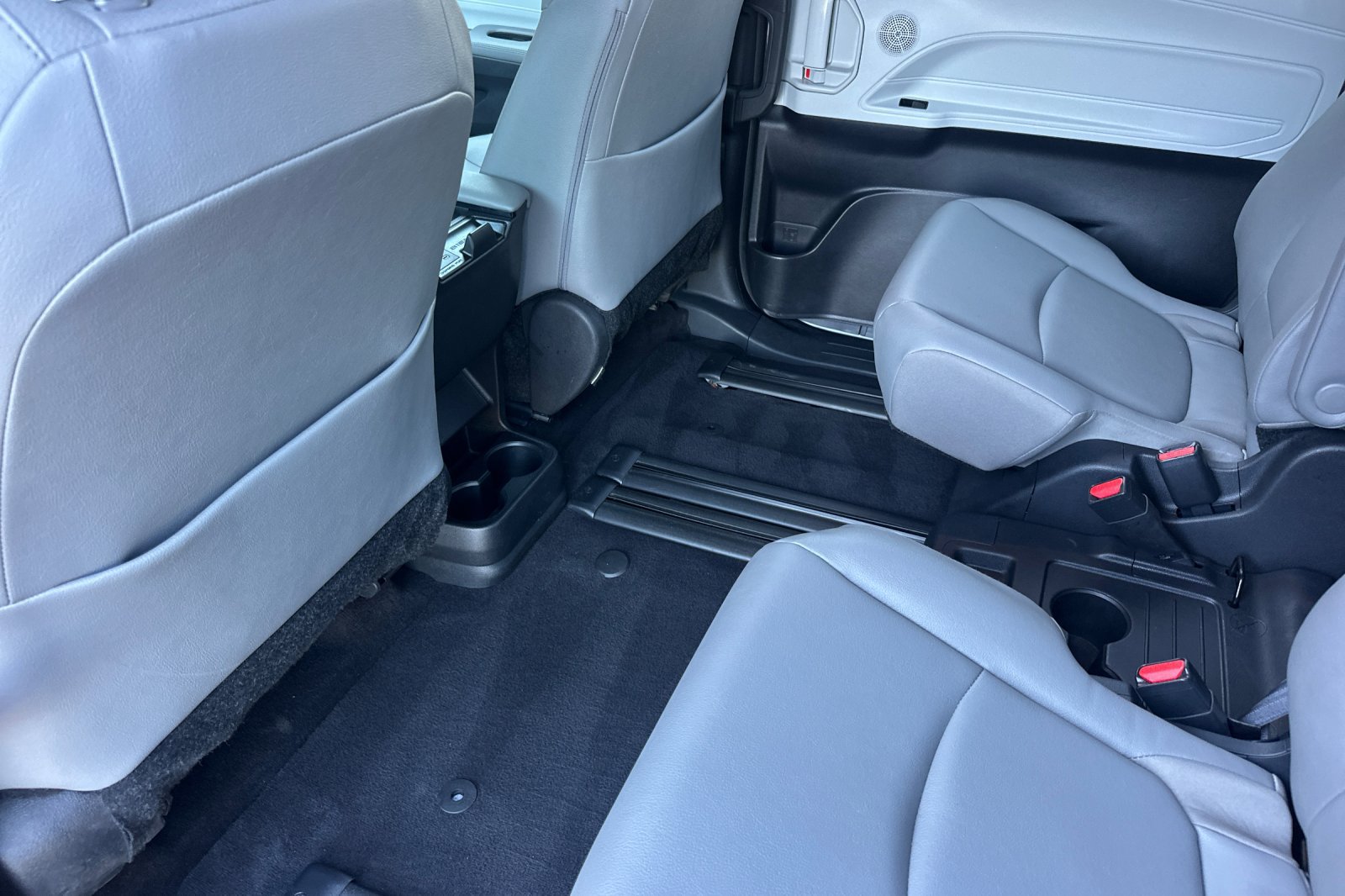 Certified 2025 Toyota Sienna XLE FWD image 14