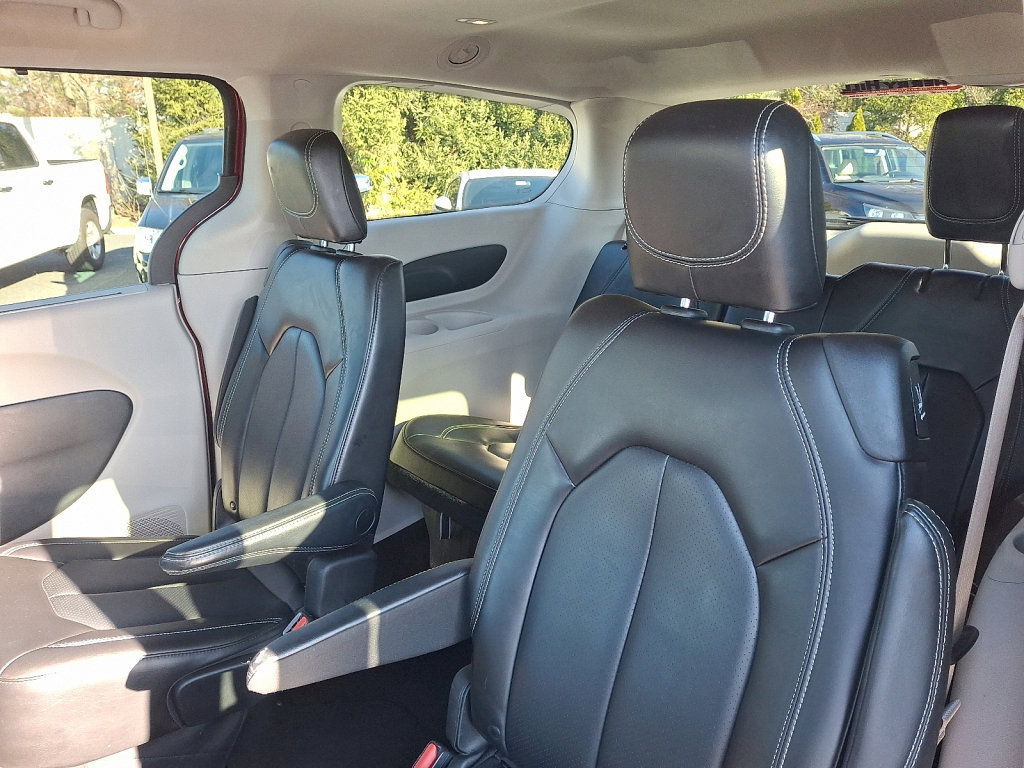 Certified 2023 Chrysler Pacifica Touring-L image 19