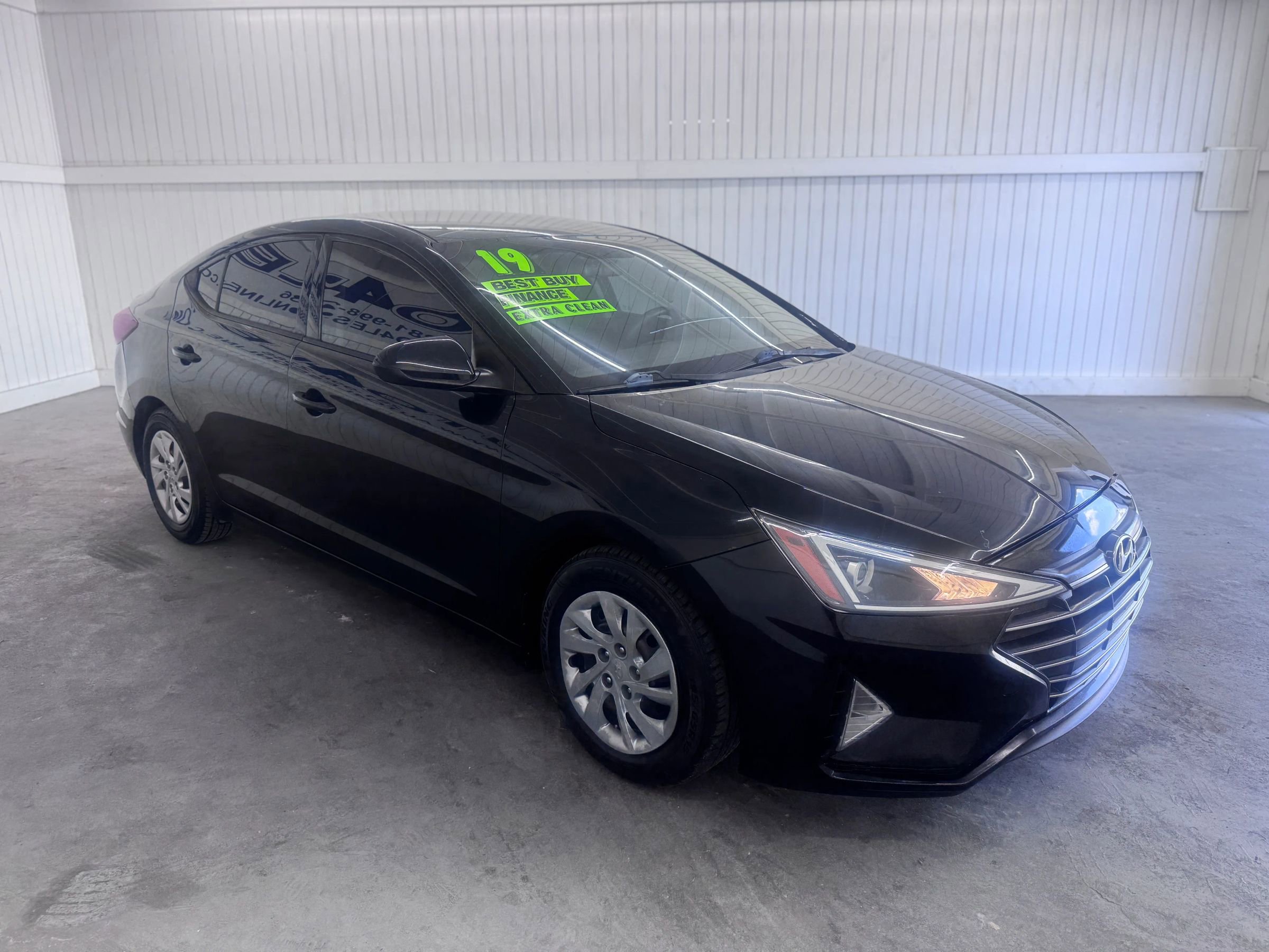 Used 2019 Hyundai Elantra SE w/ Cargo Package FWD image 3