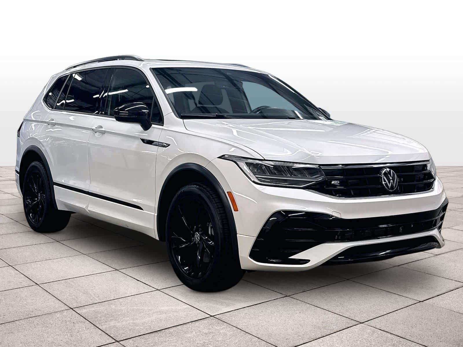 Used 2024 Volkswagen Tiguan SE R-Line FWD image 3