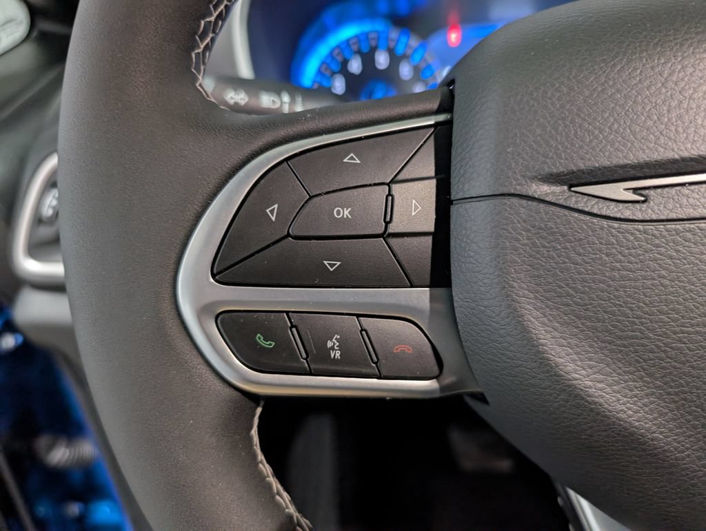 Used 2027 Chrysler Pacifica Select FWD image 19